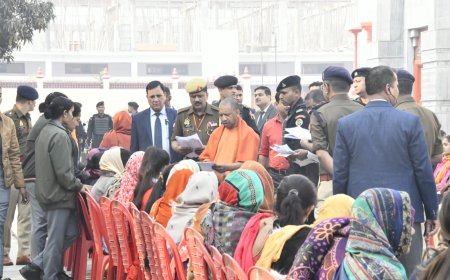 सीएम योगी ने गोरखपुर में सुनी फरियाद, अधिकारियों से बोले- जनता की सेवा में  रहे हाजिर