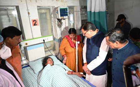 सीएम धामी ने अल्मोड़ा जिले में भीषण बस दुर्घटना के घायलों का जाना हाल