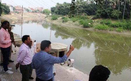 जिलाधिकारी ने छठ पूजा हेतु तैयार घाटो का लिया जायजा