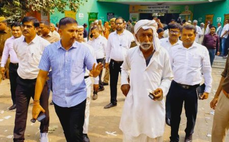 डीएम ने धनीपुर मंडी में खाद वितरण केंद्र का निरीक्षण कर व्यवस्थाओं का लिया जायजा