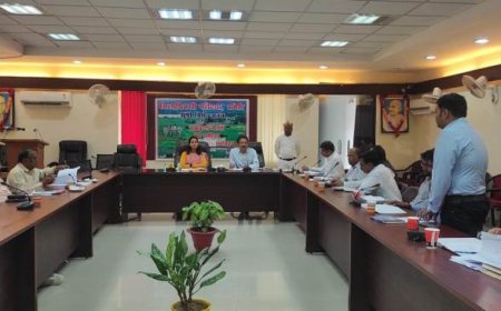 चकबंदी कार्यों को लेकर जिलाधिकारी ने की समीक्षा बैठक