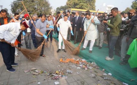 सीएम धामी राज्य स्थापना दिवस के पूर्व दिवस पर आयोजित स्वच्छता कार्यक्रम में हुए शामिल