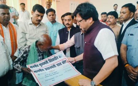 आबकारी मंत्री ने दुर्घटना में प्रभावित परिवारों को सौंपी सहायता राशि का चेक