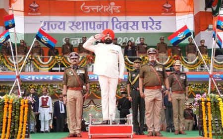 राज्य स्थापना दिवस के अवसर पुलिस लाइन में राज्यपाल ने रैतिक परेड का निरीक्षण कर ली सलामी