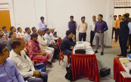 जिला निर्वाचन अधिकारी ने नौरंगीलाल में मतदान कार्मिकों के प्रशिक्षण सत्र का किया निरीक्षण