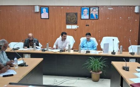 रोल आब्जर्वर/आयुक्त की अध्यक्षता में आयोजित हुई विशेष संक्षिप्त पुनरीक्षण अभियान के संबंध में राजनैतिक दलों के प्रतिनिधियों के साथ बैठक