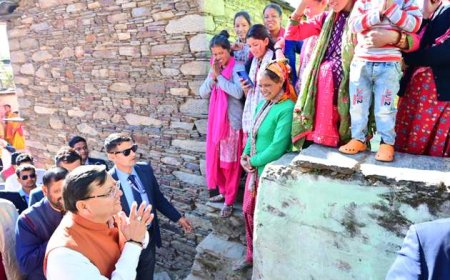 सीएम धामी ने गांव सारकोट पहुंच कर सुनी जन समस्याएं, गांव के विकास के लिए की घोषणाएं