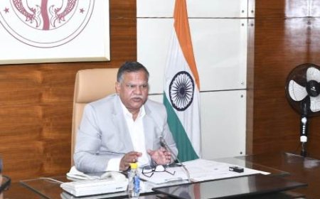 मुख्य सचिव ने वीडियो कॉन्फ्रेन्सिंग के माध्यम से समस्त मण्डलायुक्तों एवं जिलाधिकारियों को दिये आवश्यक दिशा-निर्देश