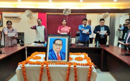 जिलाधिकारी ने उपस्थित अधिकारियों/कर्मचारियों को संविधान की उद्देशिका का कराया पाठन