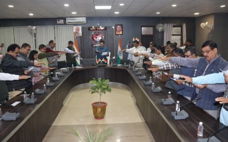 जिलाधिकारी ने अधिकारियों व कर्मचारियों को संविधान दिवस पर प्रस्तावना का पाठन कर  दिलायी शपथ