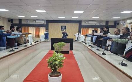 जिलाधिकारी ने संविधान में निहित मूल कर्तव्यों के पालन की दिलायी शपथ
