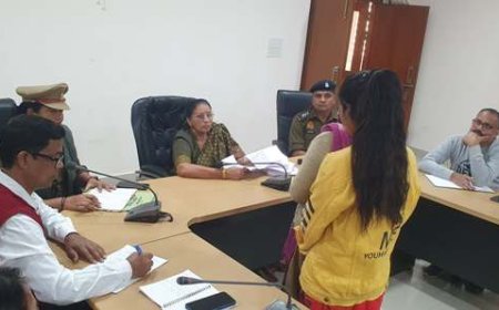 सर्किट हाउस, महिला थाना एवं तहसील खैर में सदस्य उ0प्र0 राज्य महिला आयोग ने सुनीं समस्याएं