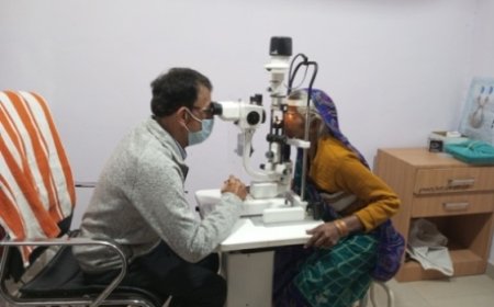 केएम में लगने वाले निःशुल्क नेत्र परीक्षण शिविर से प्रतिदिन लाभान्वित हो रहे है दर्जनों मरीज