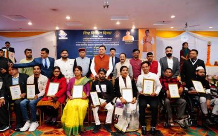 सीएम धामी ने विश्व दिव्यांग दिवस के अवसर पर दक्ष दिव्यांगजनों को प्रदान किये राज्य स्तरीय दक्षता पुरस्कार