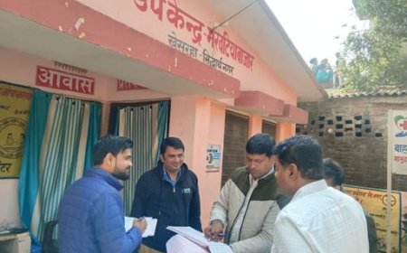 जिलाधिकारी ने उपकेन्द्र मरवटिया बाजार का किया औचक निरीक्षण