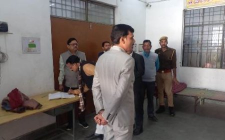 जिलाधिकारी ने स्ट्रांग रूम का किया निरीक्षण