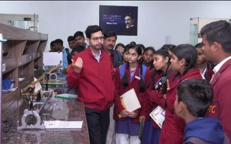सीतापुर से आए छात्र-छात्राओं ने फॉरेंसिक लैब का किया भ्रमण