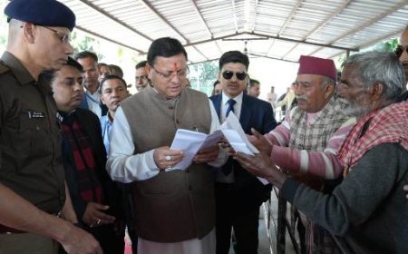 सीएम धामी ने लोहियाहेड हेलीपेड व कैम्प कार्यालय खटीमा में जनता से संवाद कर सुनी जनसमस्याए