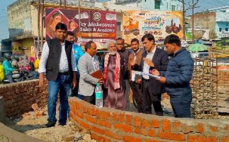 जिलाधिकारी ने किया नुमाइश चौराहे के निर्माण कार्य का निरीक्षण