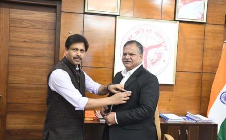 सशस्त्र सेना झण्डा दिवस के अवसर पर मुख्य सचिव को प्रमुख सचिव समाज कल्याण डॉ0 हरि ओम ने लगाया प्रतीक चिन्ह झण्डा