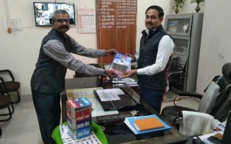 सशस्त्र सेना झण्डा दिवस के अवसर पर अपर जिलाधिकारी ने किया सैनिकों के कल्याणार्थ स्मारिका का विमोचन