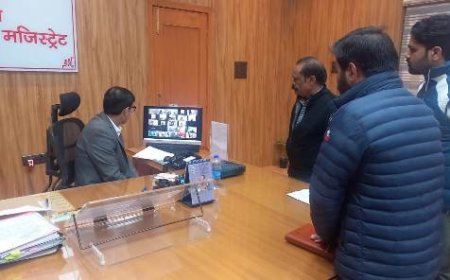 जिलाधिकारी ने की प्रधानमंत्री आदर्श ग्राम योजना की समीक्षा