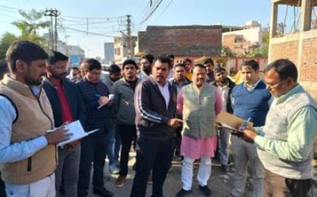 जिलाधिकारी ने निर्माणाधीन खजुरिया रोड का किया निरीक्षण