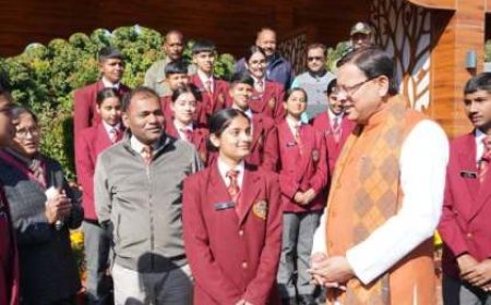 सैनिक स्कूल घोड़ाखाल से शैक्षिक भ्रमण के लिए आये विद्यार्थियों ने सीएम धामी से की भेंट