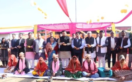 मंत्री संदीप सिंह ने मुख्यमंत्री सामूहिक विवाह समारोह में नव दंपतियों पर पुष्पवर्षा कर दिया आशीर्वाद