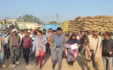 जिलाधिकारी ने धान क्रय केंद्रों का किया औचक निरीक्षण