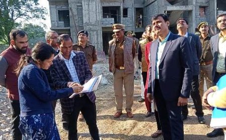 भ्रमण के दौरान मण्डलयुक्त ने विभिन्न सरकारी कार्यालयों व भवनों का किया निरीक्षण