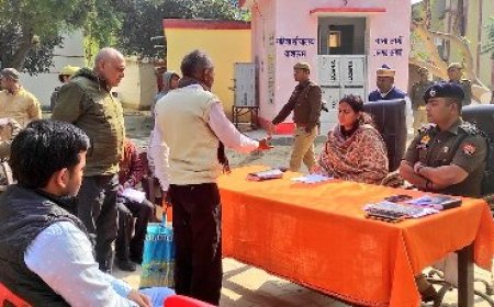 थाना समाधान दिवस के दौरान थाना जामों में डीएम व एसपी ने सुनी जन समस्याएं