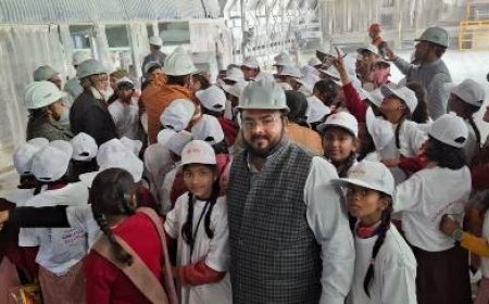 स्कूली बच्चों ने चीनी मिल का दौरा किया, जाना चीनी बनाने का पूरा प्रक्रिया