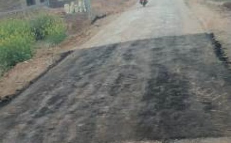 ठेकेदारों द्वारा घटिया सामग्री इस्तेमाल करने से कुछ दिन पहले बनी सड़क टूटने पर जनता में आक्रोश, प्रशासन मौन