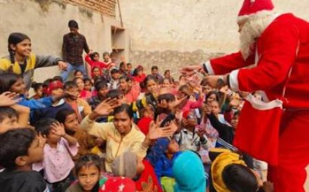 स्ट्रेंजर फ्रेंड्स हैल्पिंग हैंड्स सोसाइटी द्वारा मनाया गया क्रिसमस डे एवं तुलसी दिवस