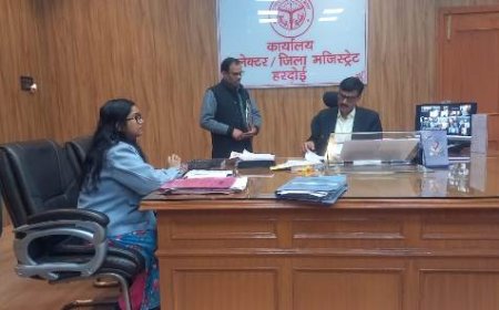 जिलाधिकारी ने की आधार आवेदनों के सत्यापन की समीक्षा