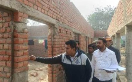 जिलाधिकारी ने निर्माणाधीन राजकीय कन्या इन्टर कालेज का किया निरीक्षण