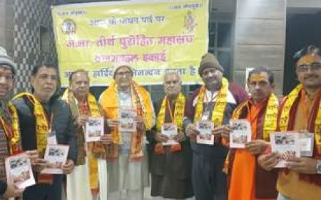 श्रीकृष्ण गुरुकुल शिक्षा यात्रा मथुरा से उज्जैन 2025 के चित्र का मथुरा में हुआ विमोचन