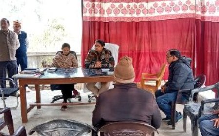 थाना समाधान दिवस के दौरान थाना मुसाफिरखाना व भाले सुल्तान शहीद स्मारक में डीएम व एसपी ने सुनी जन समस्याएं