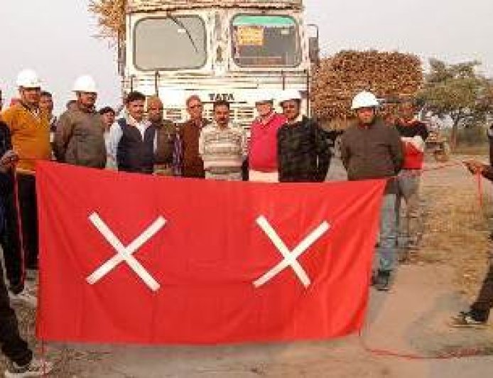 सड़क सुरक्षा अभियान के तहत बजाज चीनी मिल इंटई मैदा ने ट्रक चालकों किया जागरूक