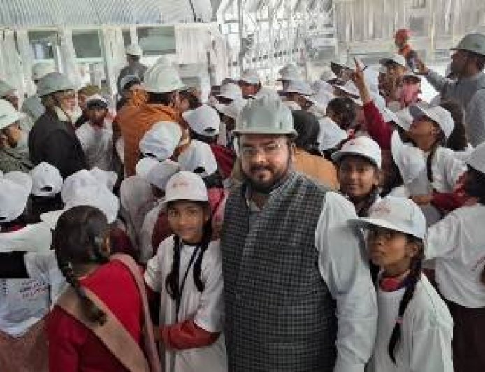 स्कूली बच्चों ने चीनी मिल का दौरा किया, जाना चीनी बनाने का पूरा प्रक्रिया