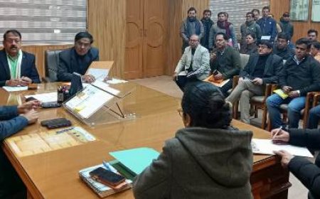 जिलाधिकारी ने की ई ऑफिस के सम्बन्ध में बैठक