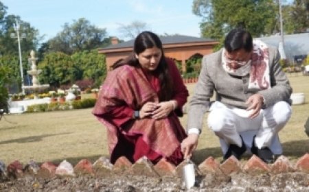 सीएम धामी ने मुख्यमंत्री आवास परिसर में किया ट्यूलिप बल्ब का रोपण
