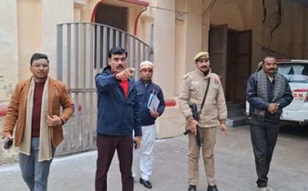 कलेक्ट्रेट परिसर में उपयुक्त स्थान पर जले अलाव - जिलाधिकारी