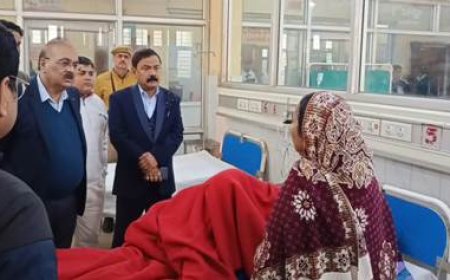 जिलाधिकारी ने जिला चिकित्सालय का औचक निरीक्षण कर अधिकारियों एवं कर्मचारियों को दिए आवश्यक दिशा निर्देश