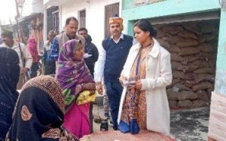 जिलाधिकारी ने सरकारी राशन की दुकान का किया आकस्मिक निरीक्षण