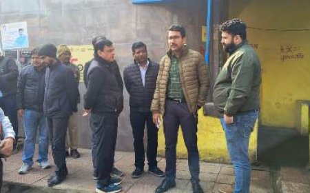 नगर आयुक्त ने विकास मार्केट में किया निरीक्षण
