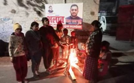 राजधानी के विभिन्न क्षेत्रों में अखिलेश दास फाउंडेशन की ओर से जलवाए जा रहे अलाव