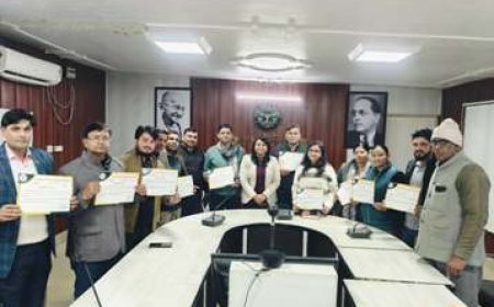 जिला पंचायत राज अधिकारी ने उत्कृष्ट कार्य करने वाले सचिवों को किया सम्मानित