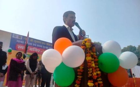 सभी को सड़क सुरक्षा के नियमों का पालन पूरी गंभीरता से करना चाहिए - जिलाधिकारी